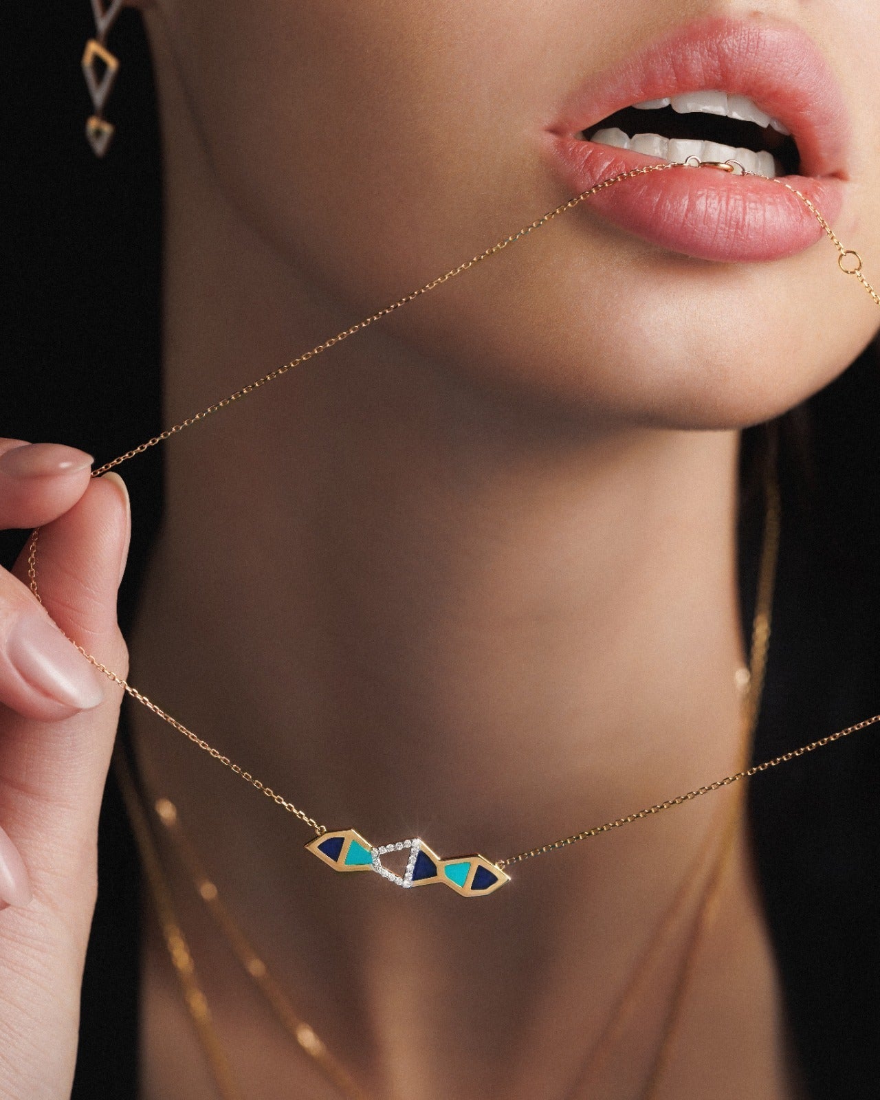 THE REFLECTION MULTICOLORED NECKLACE